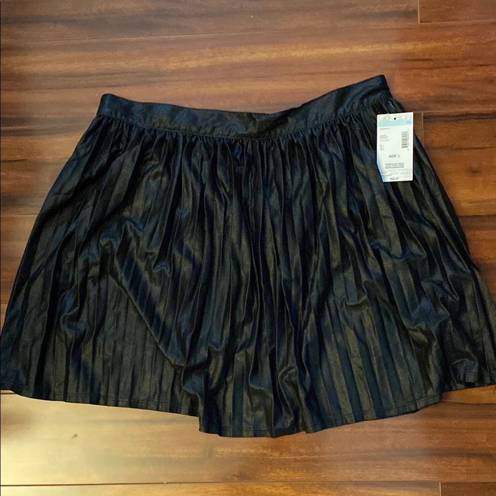 Elegant Black Pleated Skirt